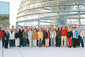 Gruppenphoto der Teilnehmer auf dem Bundestagdach