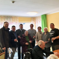 Das Bild zeigt die Besucher der SPD im Aufenthaltsraum einer Wohngruppe im Kreise der Senioren mit Bundestagskandidat Jörg Nürnberger(3. von links) und Fraktionsvorsitzenden Ingo Schlötzer(2. von links)